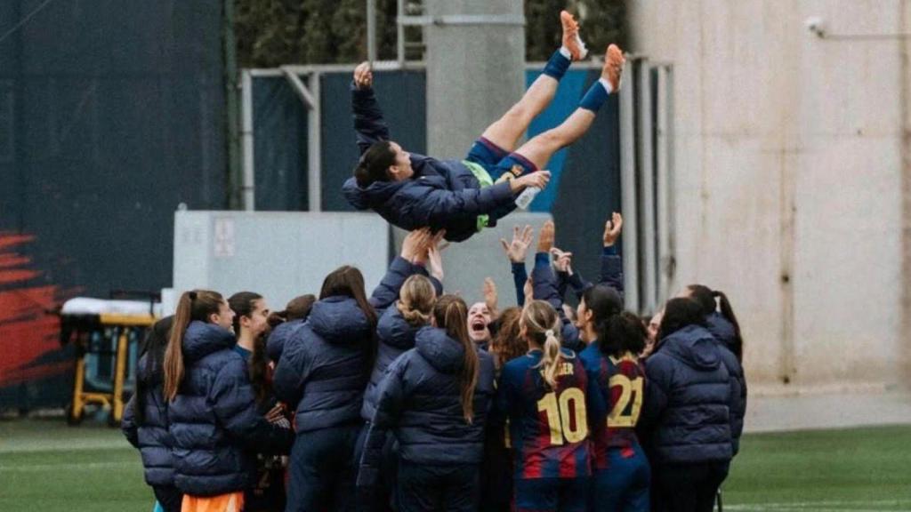 Las jugadoras del Barça Femenino B mantean a Alba Caño en su despedida