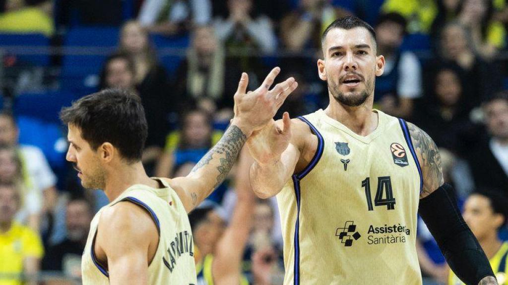Nico Laprovittola y Willy Hernángomez se saludan en el Fenerbahce-Barça de basket de la Euroliga