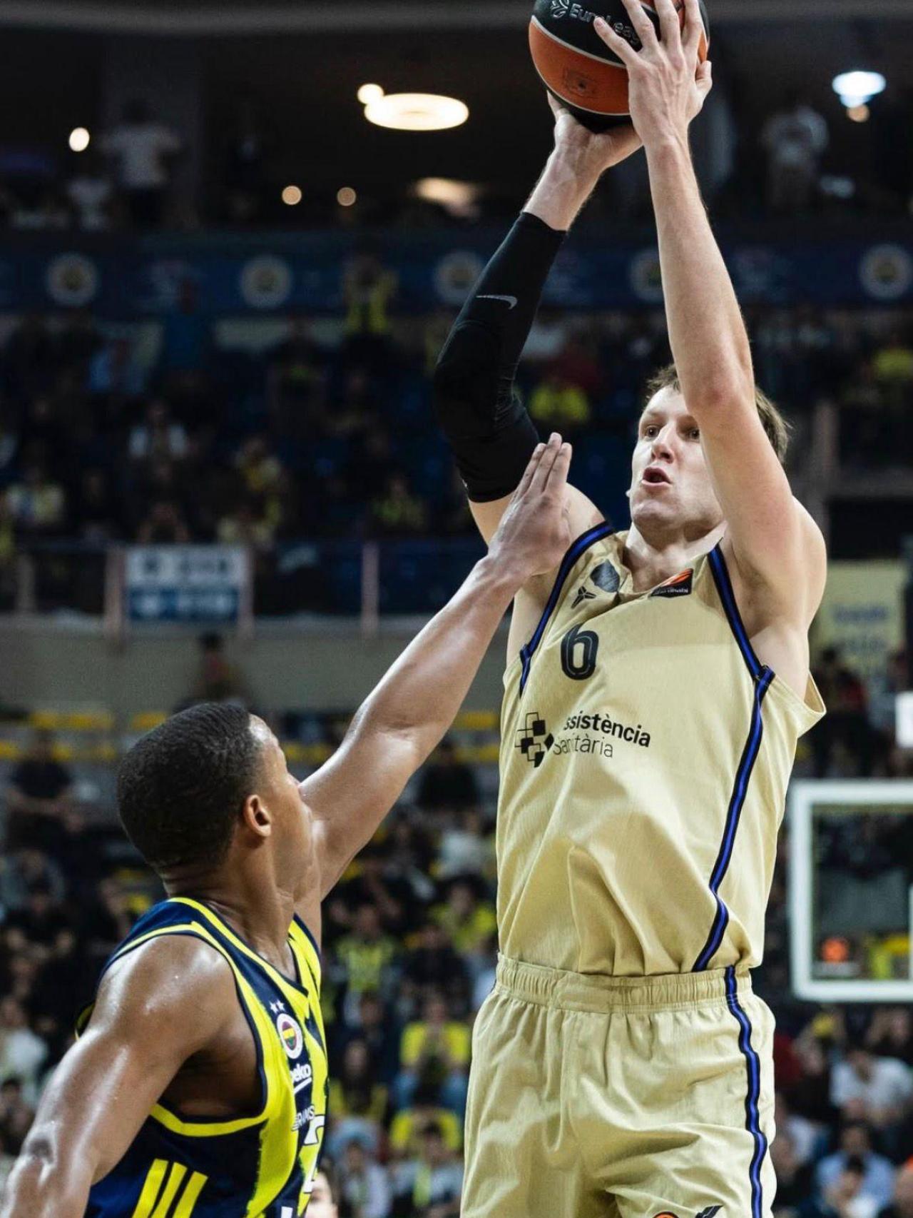 Jan Vesely prueba un tiro de dos en el Fenerbahce-Barça de basket de la Euroliga