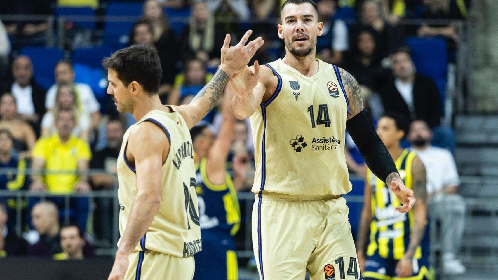 Nico Laprovittola y Willy Hernángomez se saludan en el Fenerbahce-Barça de basket de la Euroliga
