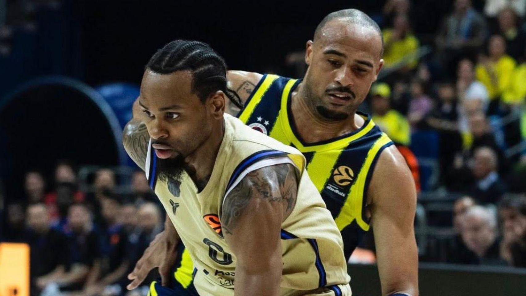 Talen Horton-Tucker trata de defender a Kevin Punter en el Fenerbahce-Barça de basket de la Euroliga