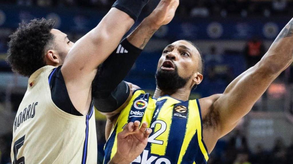 Miles Norris intenta taponar un llançament al Fenerbahce-Barça de bàsquet de l'Eurolliga