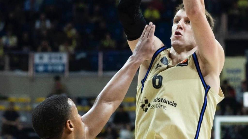 Jan Vesely prova un tir de dos al Fenerbahce-Barça de bàsquet de l'Eurolliga