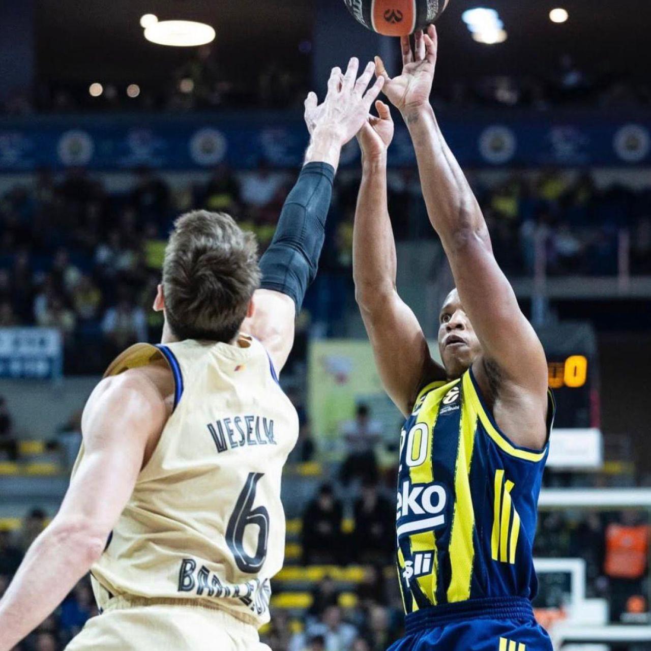Jan Vesely intenta taponar un llançament al Fenerbahce-Barça de bàsquet de l'Eurolliga