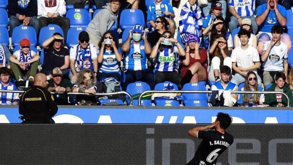 Iban Salvador celebra un gol davant l'afició del Deportivo de La Coruña