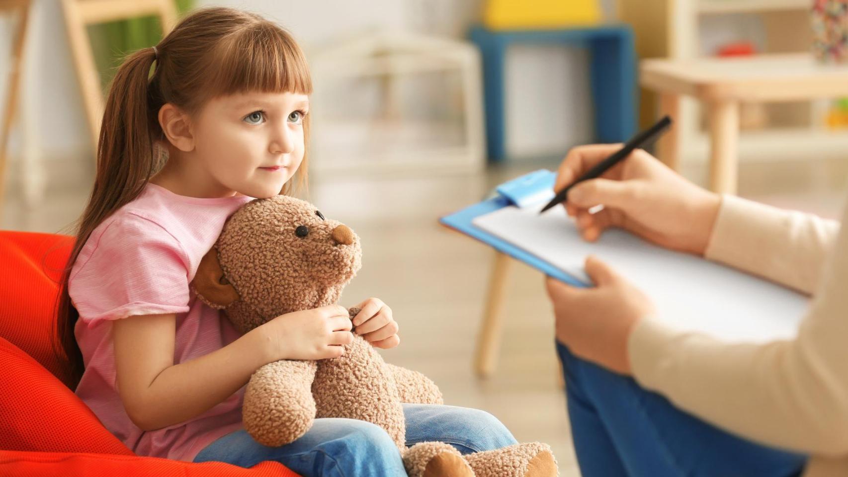 Niña con un osito de peluche