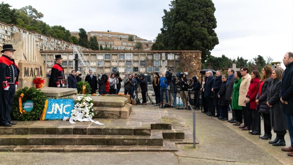 Tradicional ofrenda floral del Govern en el cementerio barcelonés de Montjuïc al expresidente de la Generalitat republicana Francesc Macià, que murió el día de Navidad de 1933
