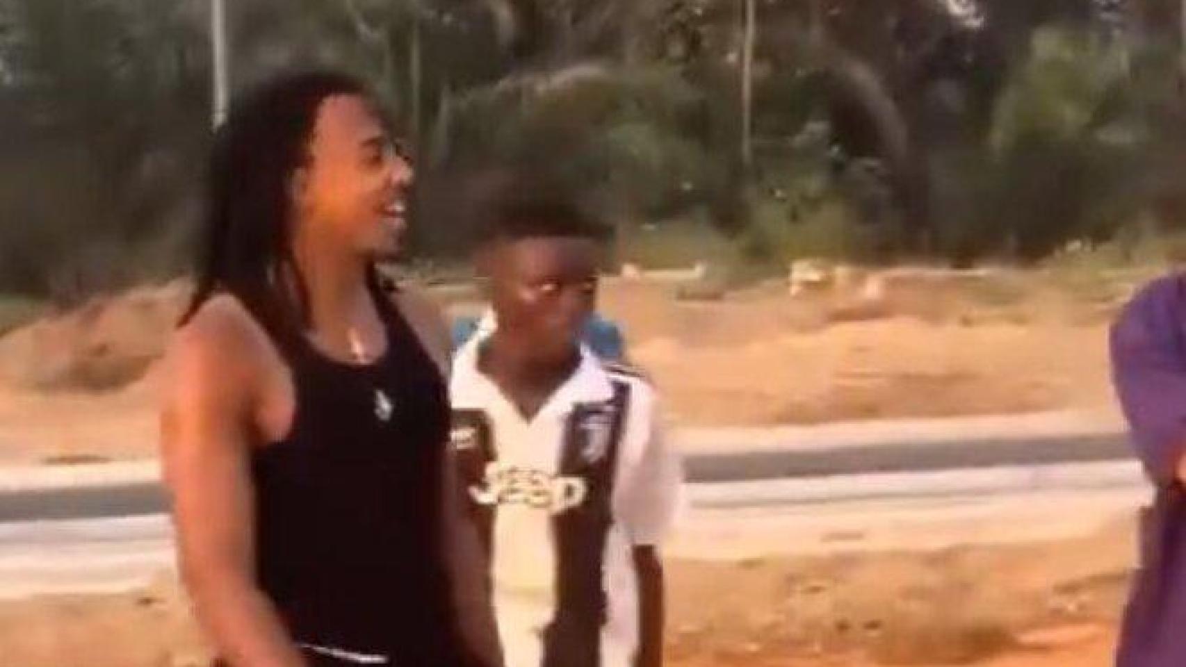 Jules Koundé jugando a fútbol en Benín