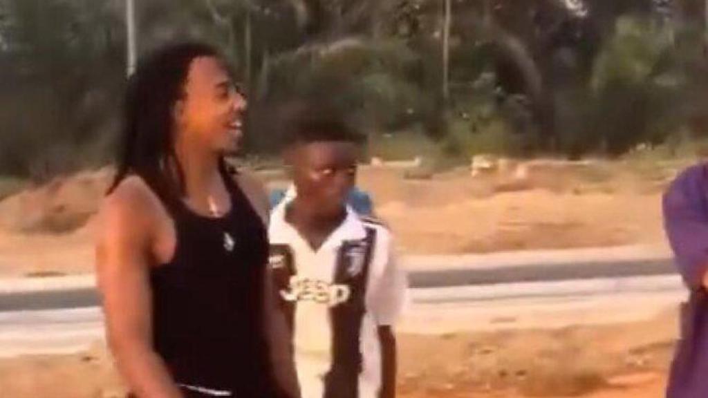 Jules Koundé jugando a fútbol en Benín