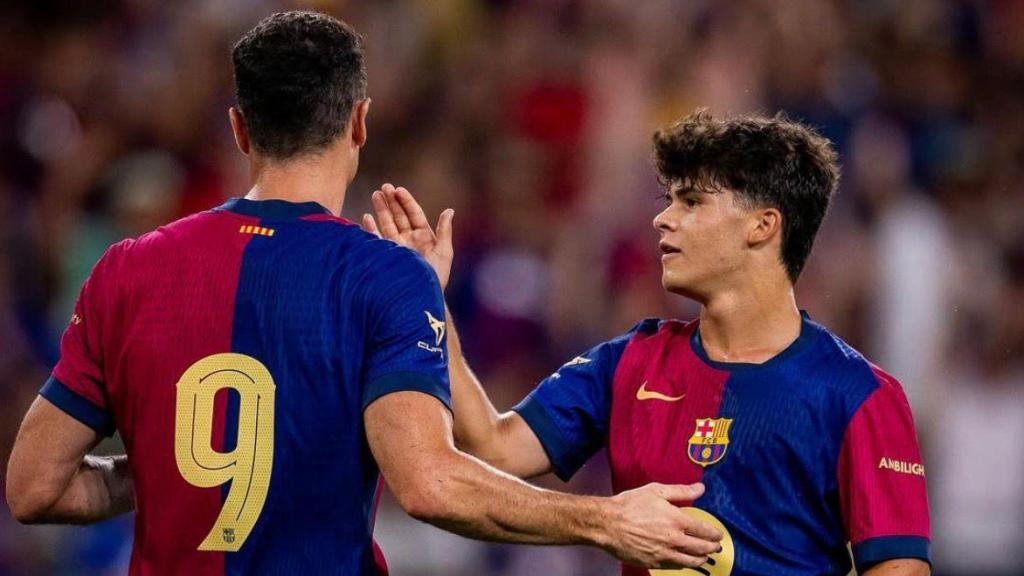 Robert Lewandowski saluda a Quim Junyent en un partido de pretemporada contra el AC Milan