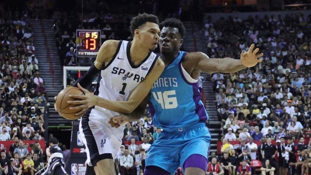 James Nnaji defensa Victor Wembanyama a la Summer League 2023 de l'NBA