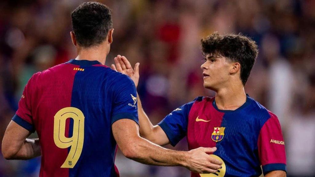 Robert Lewandowski saluda Quim Junyent en un partit de pretemporada contra l'AC Milan