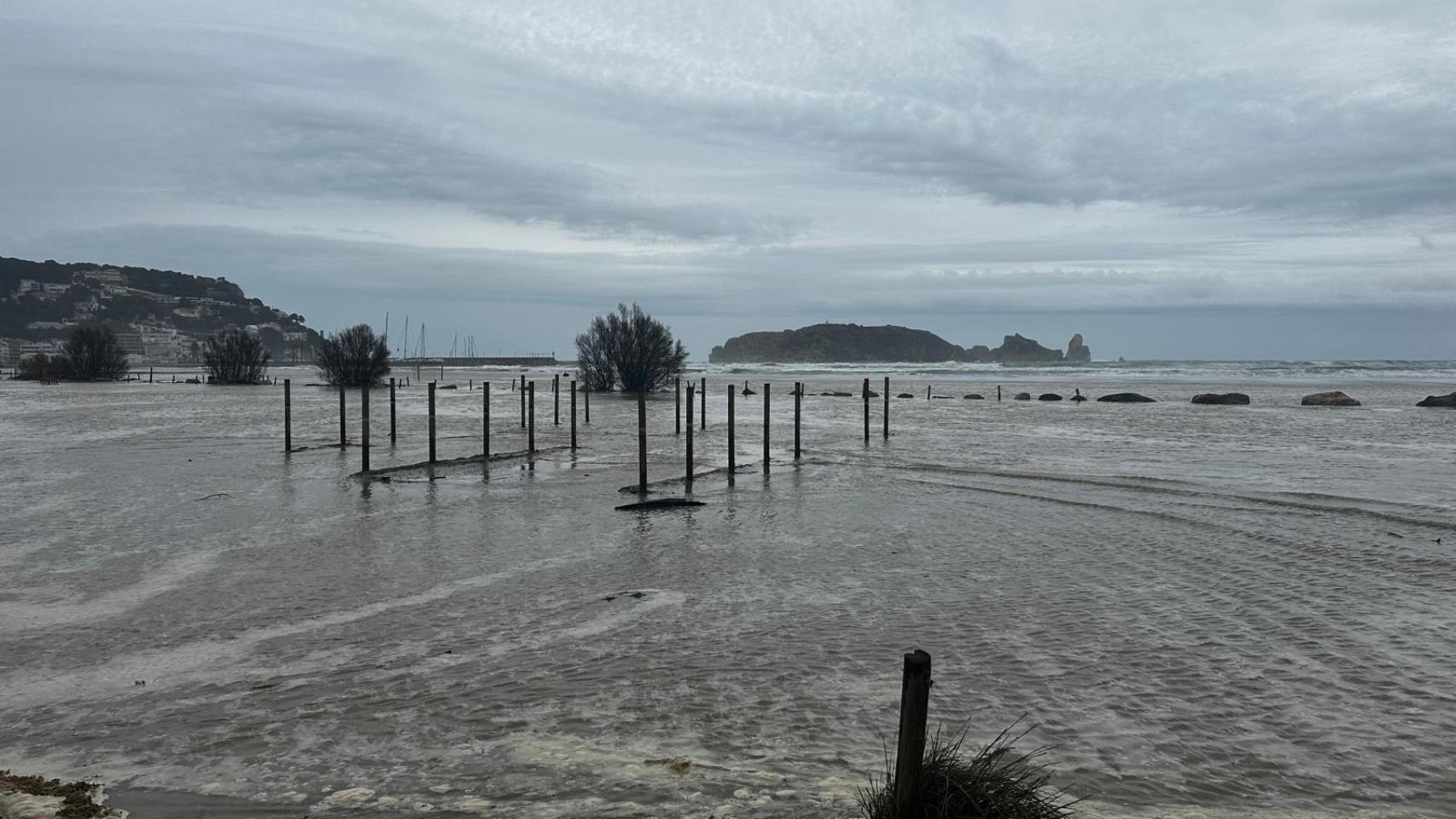 Imagen de esta mañana de la Playa de L'Estartit, cuyo paseo ha sido anegado por la subida de la marea / CG