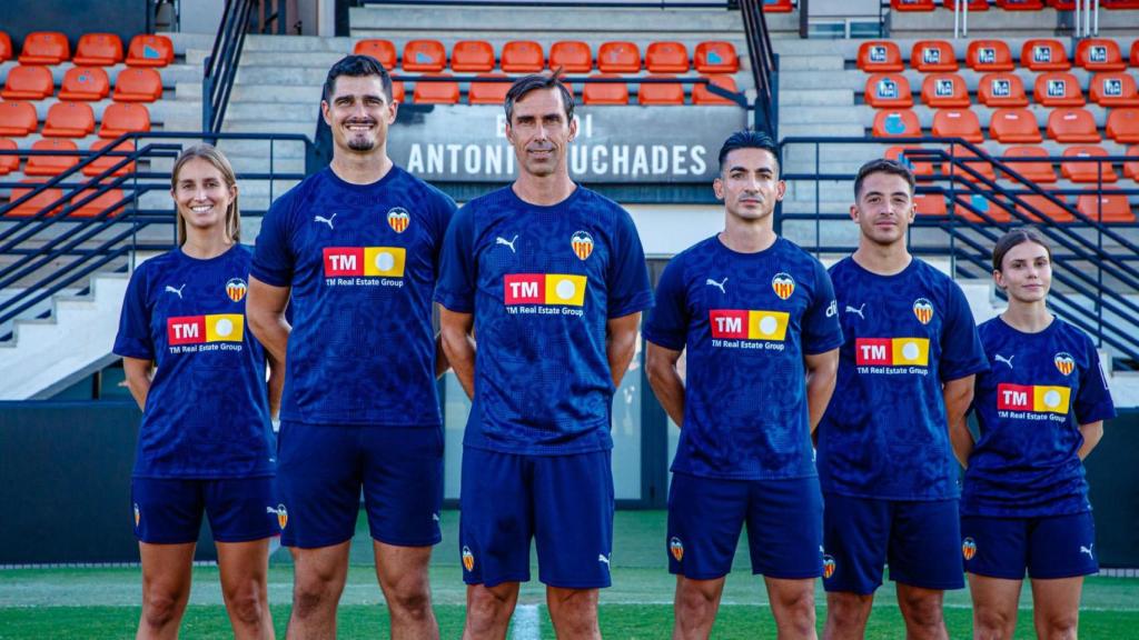 Fernando Martín y el cuerpo técnico del Valencia femenino B