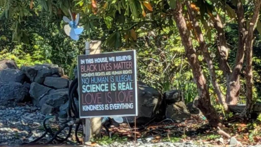 Una pancarta en el jardín de una casa en Estados Unidos