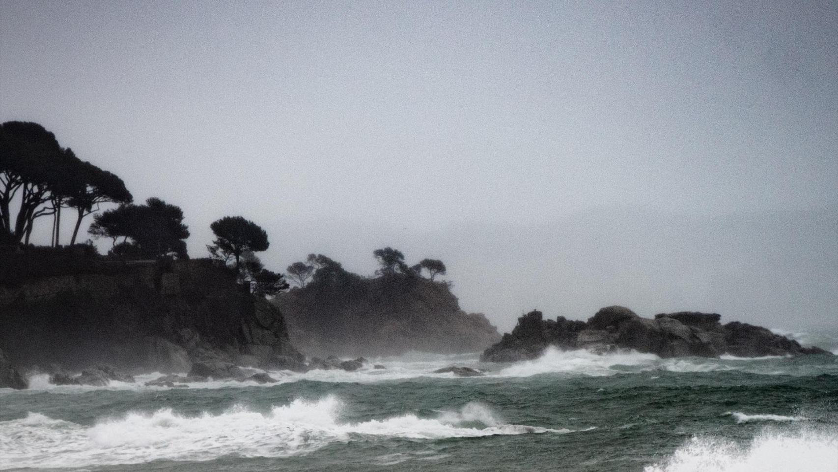 Imagen de Platja d'Aro en pleno temporal / EP