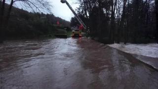 Los Bomberos evacúan a una decena de personas atrapadas por la crecida de un río / BOMBERS