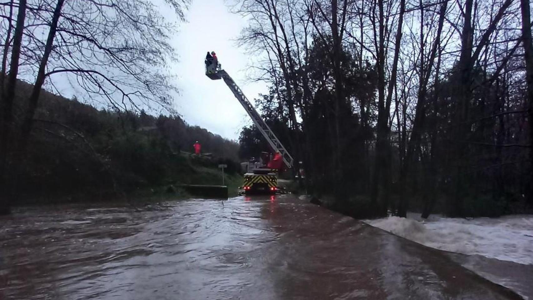 Los Bomberos evacúan a una decena de personas atrapadas por la crecida de un río / BOMBERS
