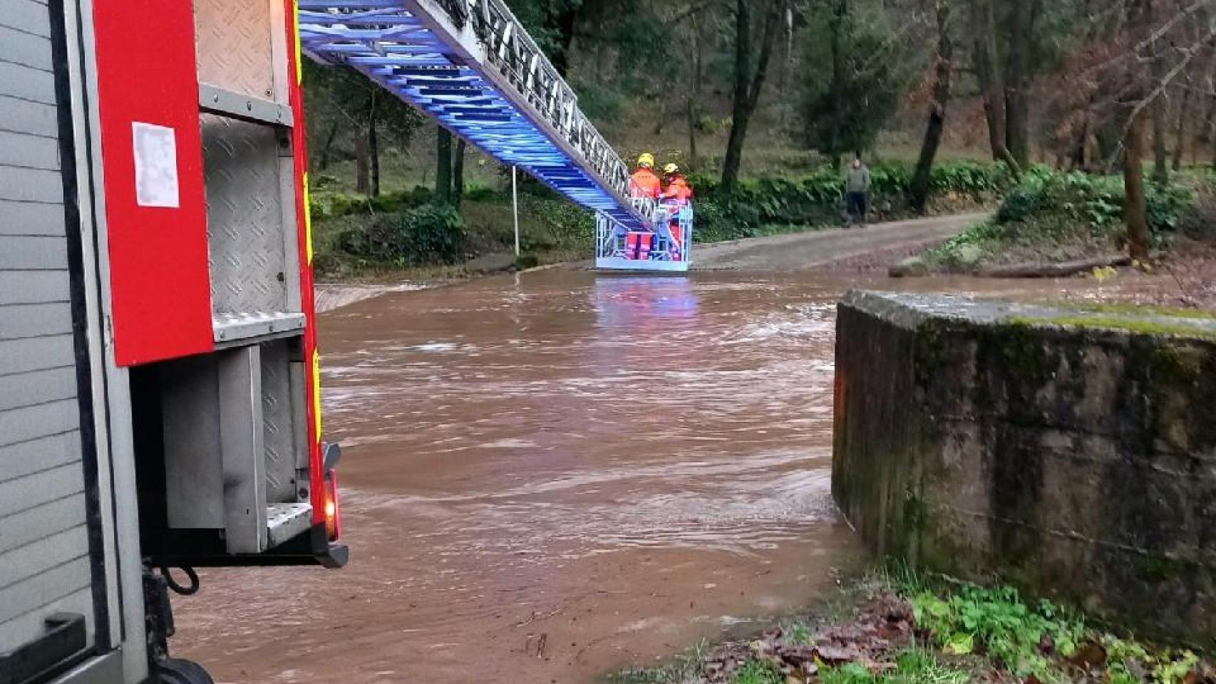Actuación de los bomberos durante el temporal que azota Cataluña / BOMBERS