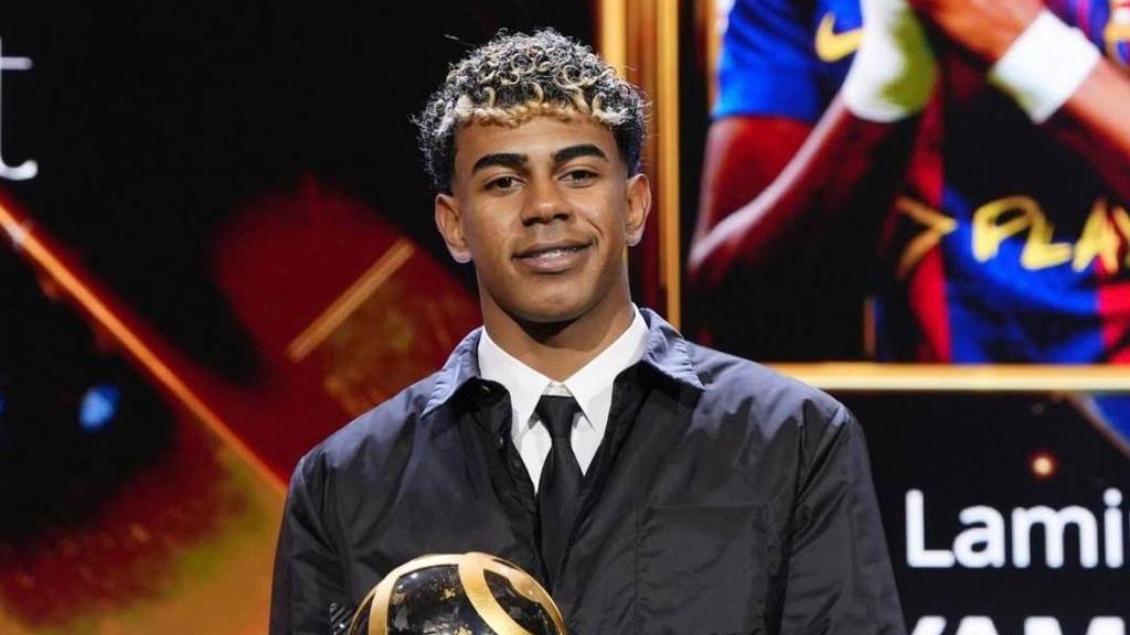 Lamine Yamal posa amb el premi de millor davanter de l'any als Globe Soccer Awards de Dubai