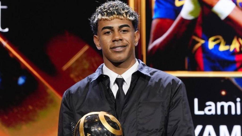 Lamine Yamal posa con el premio de mejor delantero del año en los Globe Soccer Awards de Dubai