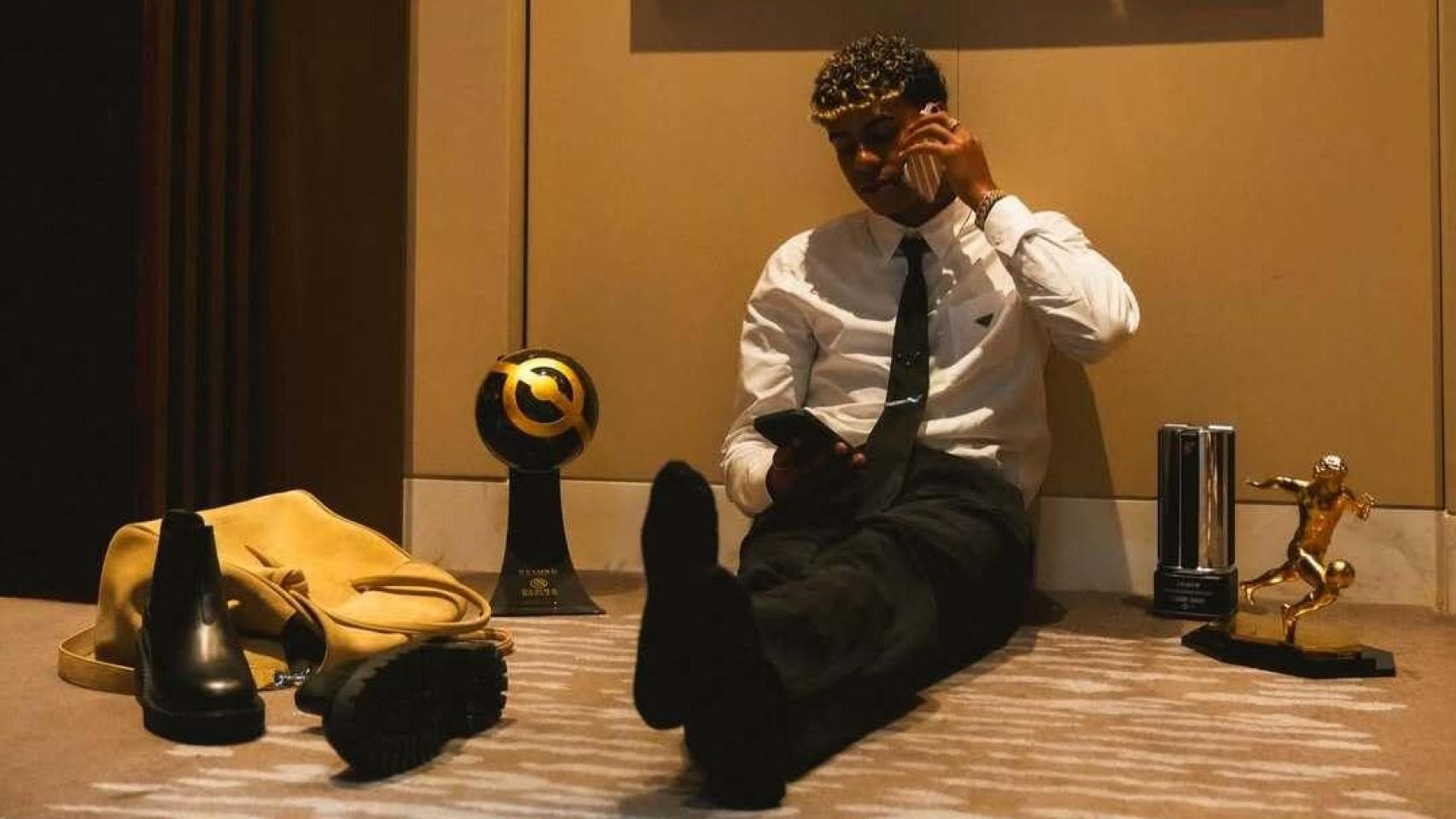 Lamine Yamal posa con los premios de los Globe Soccer Awards