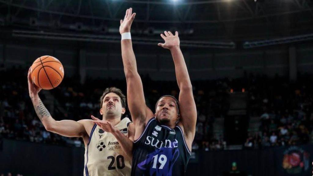Nico Laprovittola prueba una bandeja en el Surne Bilbao-Barça de basket de la Liga Endesa