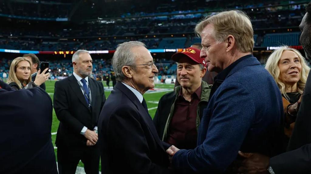 Florentino Pérez y Roger Goodell, comisionado de la NFL, se saludan durante una partido de fútbol americano en el Santiago Bernabéu