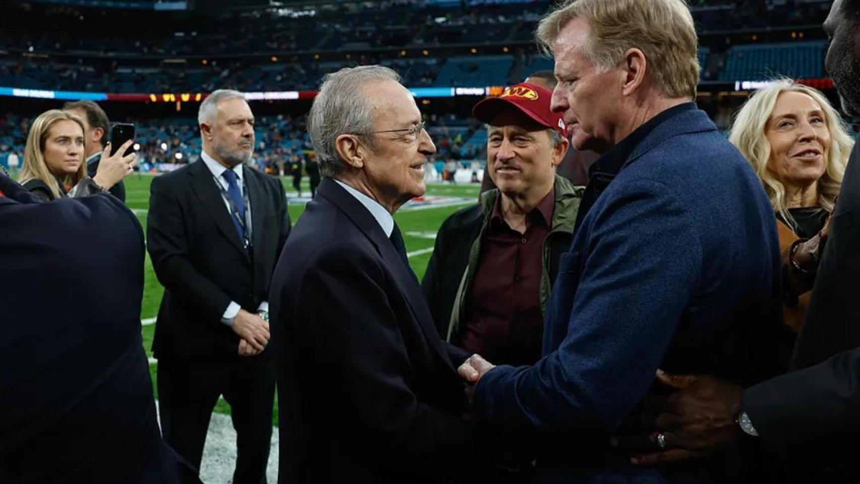 Florentino Pérez y Roger Goodell, comisionado de la NFL, se saludan durante una partido de fútbol americano en el Santiago Bernabéu