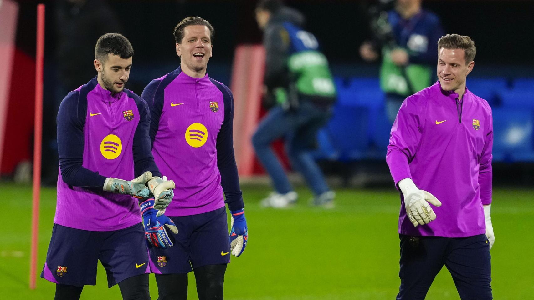 Joan García, Wojciech Szczesny y Ter Stegen bromean en el entrenamiento de puertas abiertas del Barça