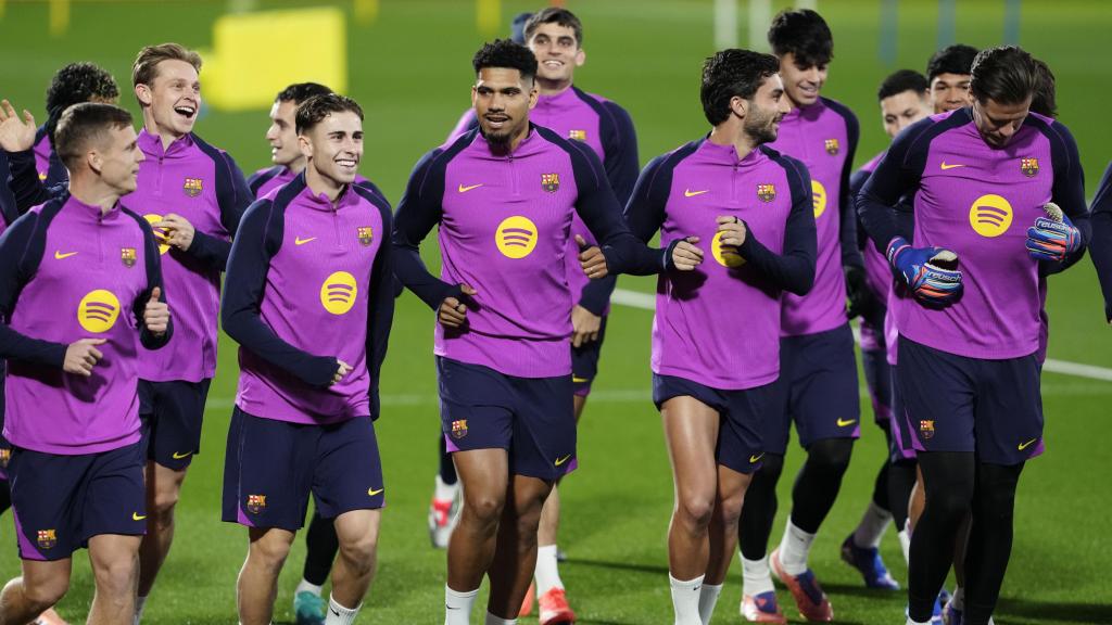 Els jugadors del Barça troten en l'entrenament de portes obertes