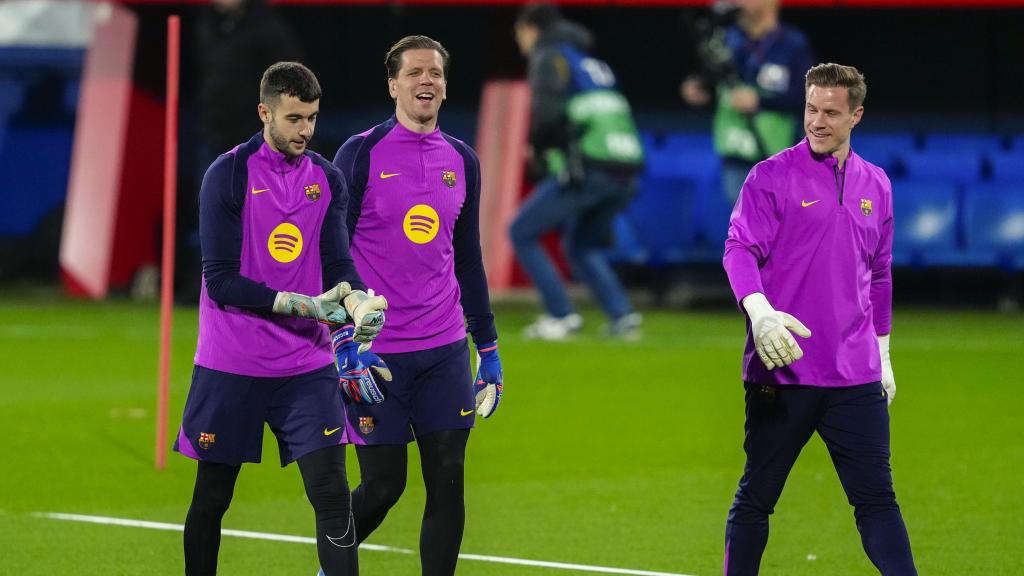 Joan García, Wojciech Szczesny y Ter Stegen bromean en el entrenamiento de puertas abiertas del Barça