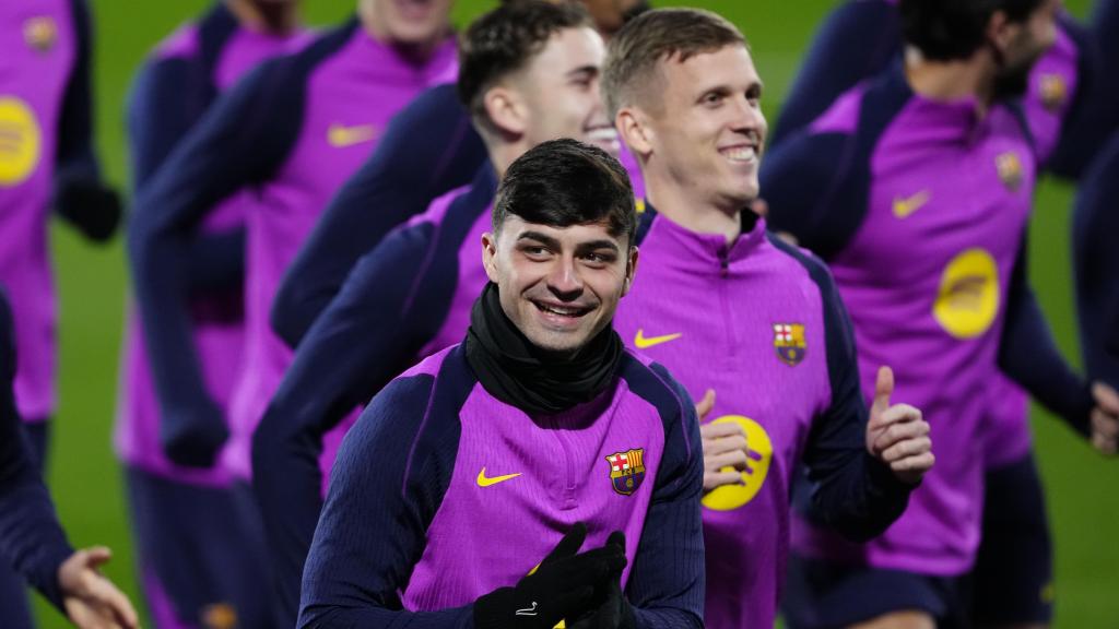 Pedri aplaude a los aficionados del Barça en el entrenamiento de puertas abiertas