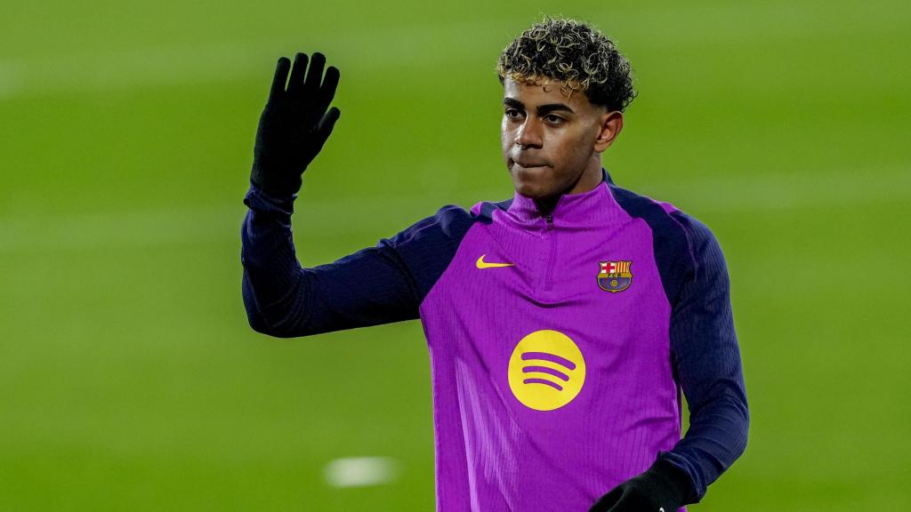 Lamine Yamal saluda a los aficionados del Barça en el entrenamiento de puertas abiertas