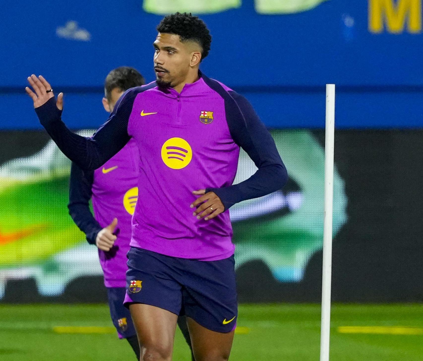 Ronald Araujo saluda a los culés en el día de su regreso con el equipo, en el entrenamiento de puertas abiertas