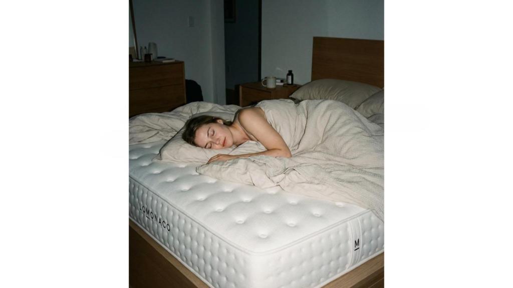 Mujer duerme sobre un colchón LOMONACO