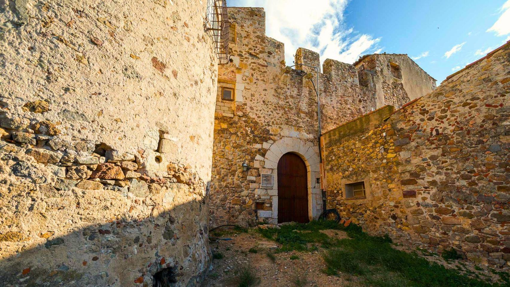 El castillo medieval del siglo XIV convertido en una masía tradicional catalana, el castillo de Vilarnadal