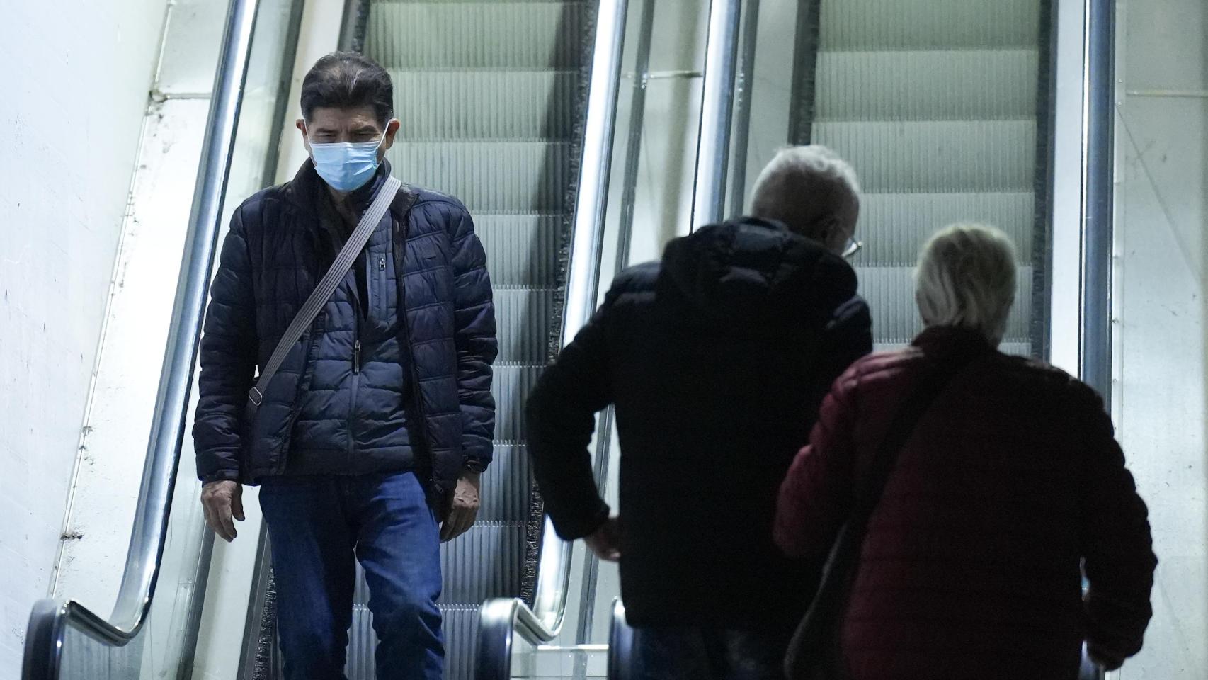 Un paciente, con mascarilla en las escaleras de acceso al Hospital Vall d'Hebron