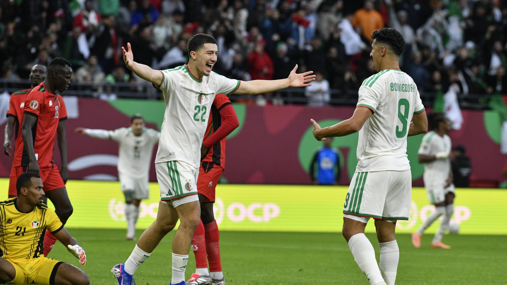 Ibrahim Maza celebra un gol con la selección de Argelia en la Copa África
