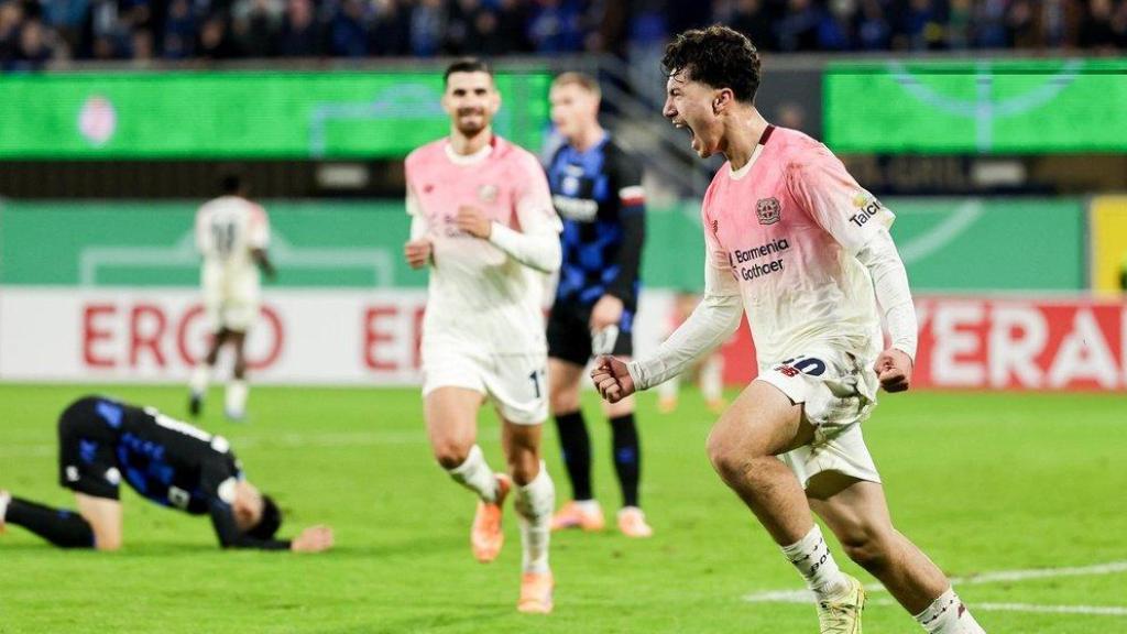 Ibrahim Maza festeja un gol con el Bayer Leverkusen