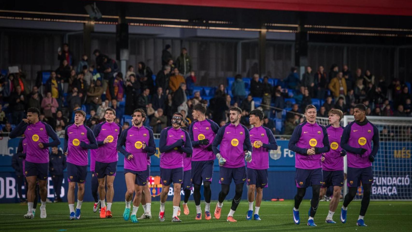 Los jugadores del Barça trotan en el entrenamiento de puertas abiertas