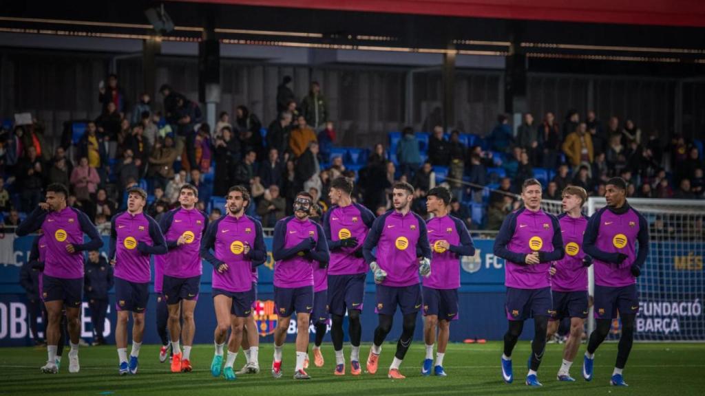 Los jugadores del Barça trotan en el entrenamiento de puertas abiertas