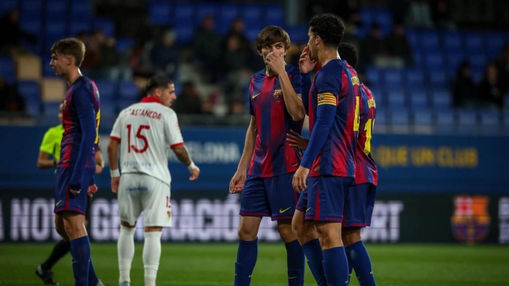 Álvaro Cortés discute una jugada con Andrés Cuenca en un partido del Barça B