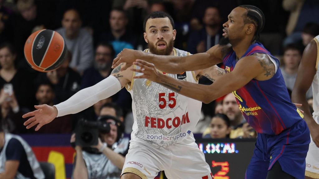 Kevin Punter pasa el balón ante Mike James en el Barça de basket-Mónaco