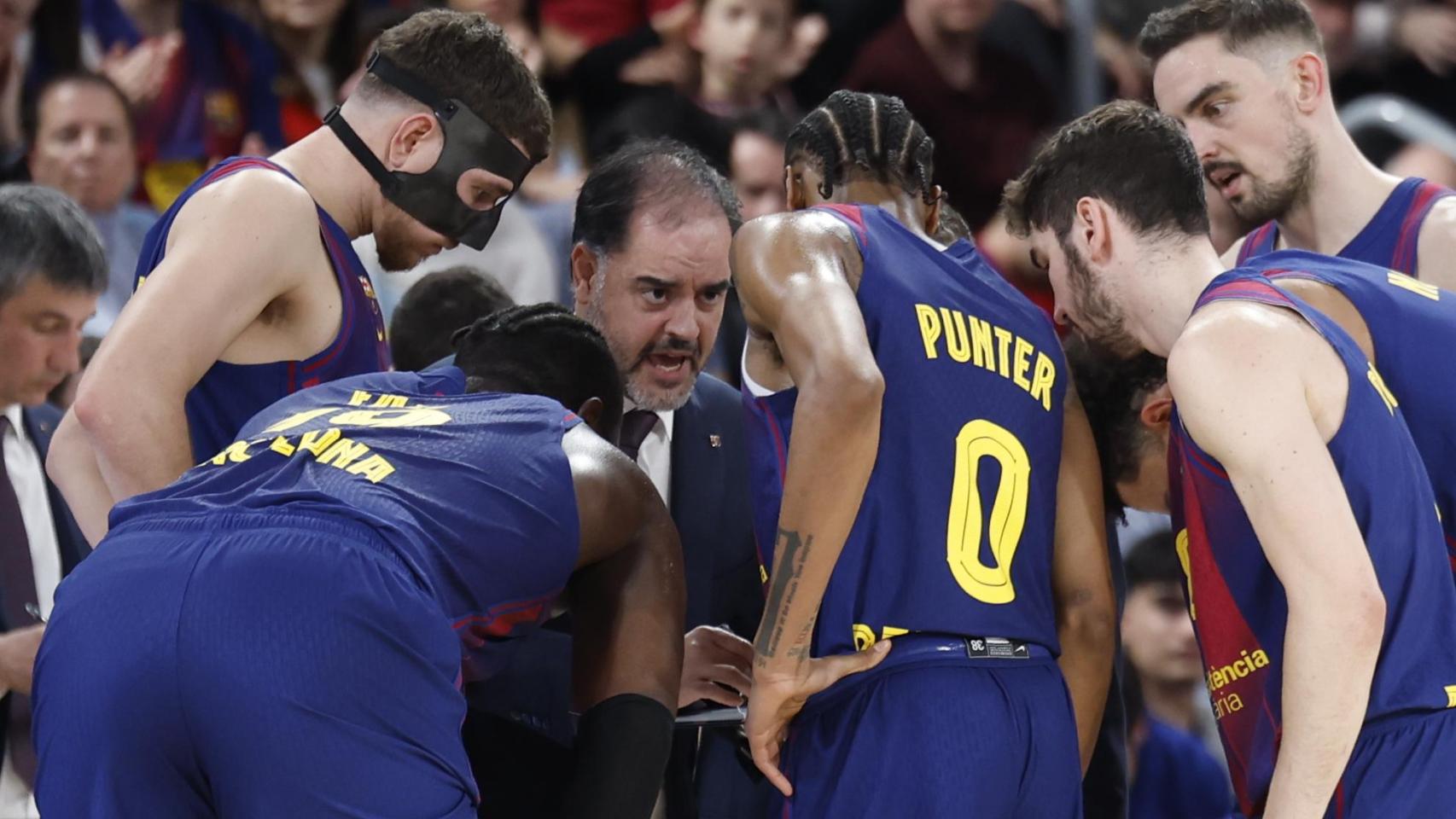 Iñigo Zorzano, asistente de Xavi Pascual, da instrucciones a los jugadores del Barça de basket contra el Mónaco