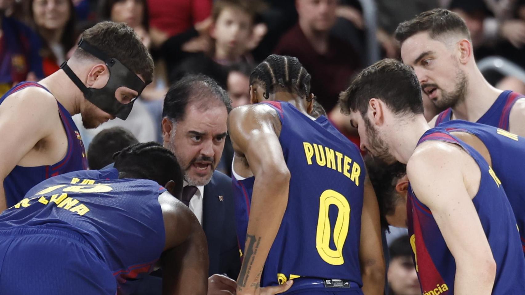 Iñigo Zorzano, asistente de Xavi Pascual, da instrucciones a los jugadores del Barça de basket contra el Mónaco