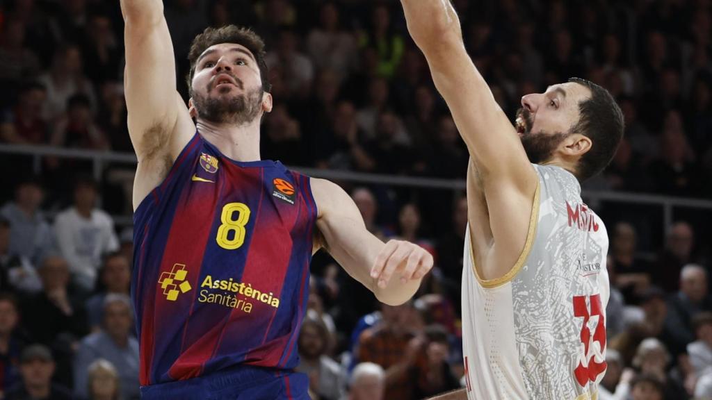 Darío Brizuela encesta una bandeja ante la defensa de Nikola Mirotic en el Barça de basket-Mónaco