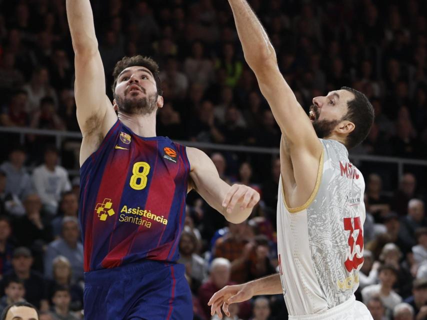 Darío Brizuela encesta una bandeja ante la defensa de Nikola Mirotic en el Barça de basket-Mónaco
