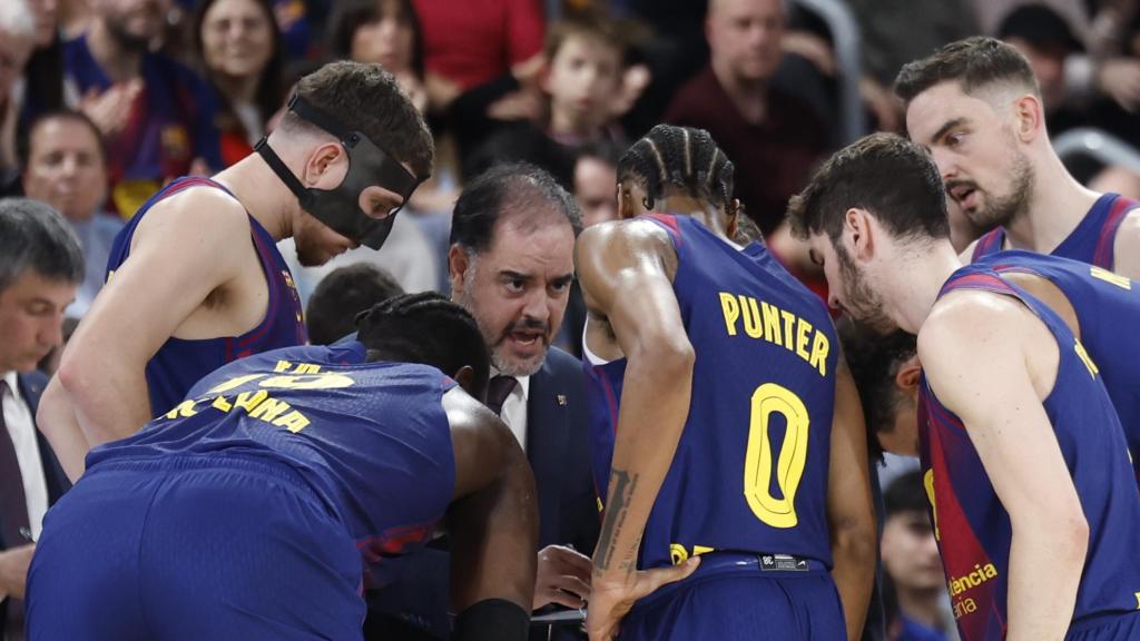 Iñigo Zorzano, asistente de Xavi Pascual, da instrucciones a los jugadores del Barça de basket contra el Mónaco