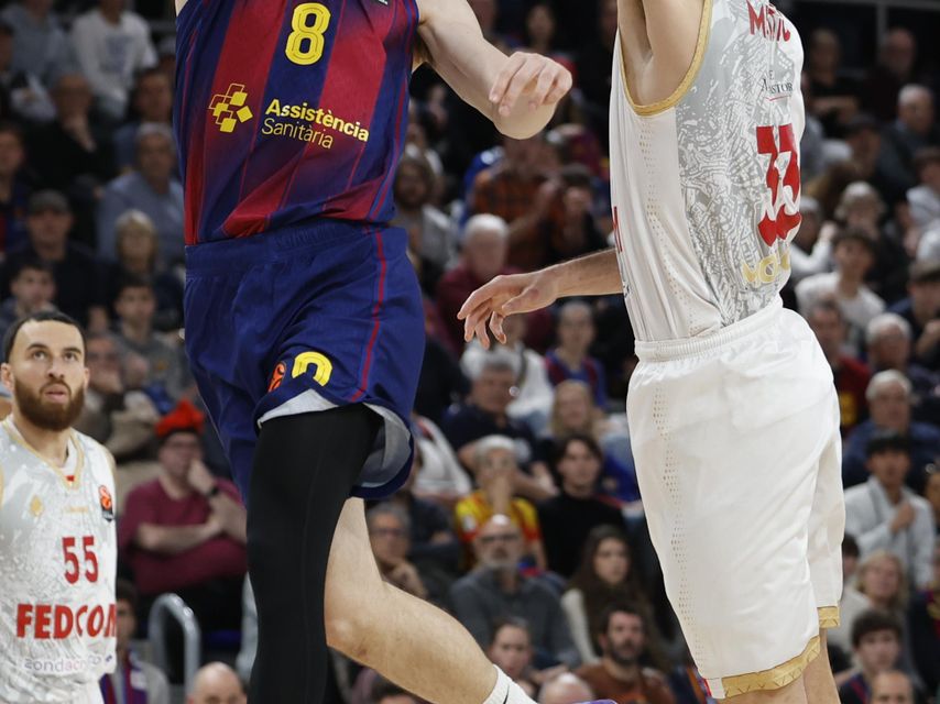 Darío Brizuela encistella una safata davant la defensa de Nikola Mirotic en el Barça de bàsquet-Mònaco